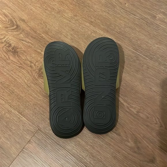 Under Armour slippers size 8 - Picture 2 of 2